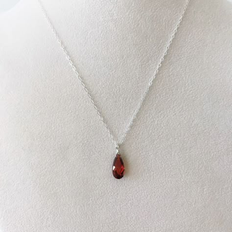 Emerald Sustrai, Red Pendant, Zirconia Necklace, Cubic Zirconia Necklace, Jewelry Accessories Ideas, Garnet Pendant, Garnet Necklace, Garnet Jewelry, Dope Jewelry