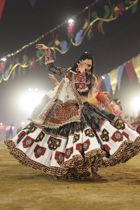 Gujarati Lehenga, Navratri Hairstyles, Navratri Ghagra, Navratri Poses, Garba Choli, Navratri Aesthetic, Garba Chaniya Choli, Latest Traditional Dresses, Dandiya Dress