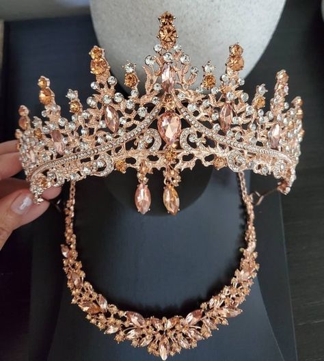 Jewelry Design Necklace Gold, Rose Gold Quinceanera Theme, Necklace Gold Indian, Gold Quinceanera Theme, Rose Gold Quinceanera Dresses, Quince Crown, Rose Gold Quince, Rose Gold Quinceanera, Sweet 15 Party Ideas Quinceanera