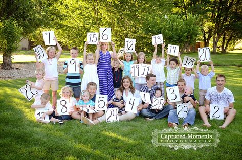 Grandkids Photo Shoot Cousin Pictures, Family Reunion Photography, Cousin Photo Shoots, Big Family Photo Shoot Ideas, Grandkids Photography, Reunion Activities, Grandkids Pictures, Large Family Photography, Family Reunion Activities