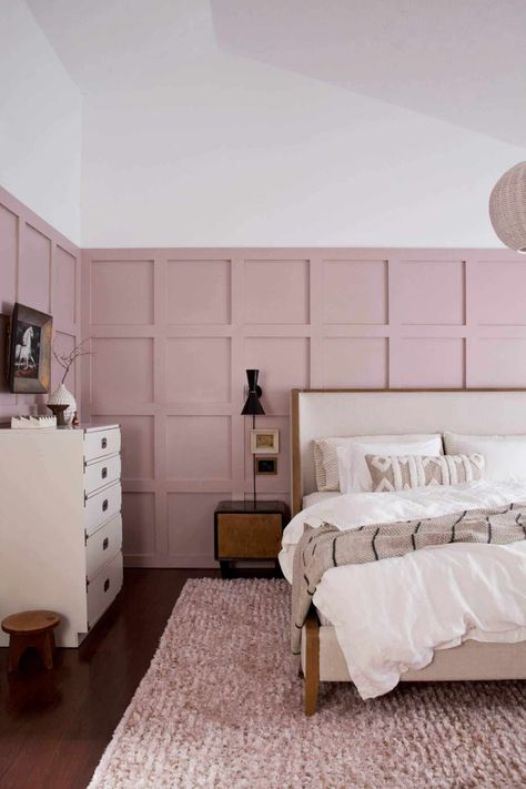 Bedroom Makeover Diy, Bedroom Design Diy, Paneled Walls, Pink Bedroom Decor, Deco Studio, Wall Panels Bedroom, Bedroom Wall Colors, Pink Bedrooms, Bedroom Panel