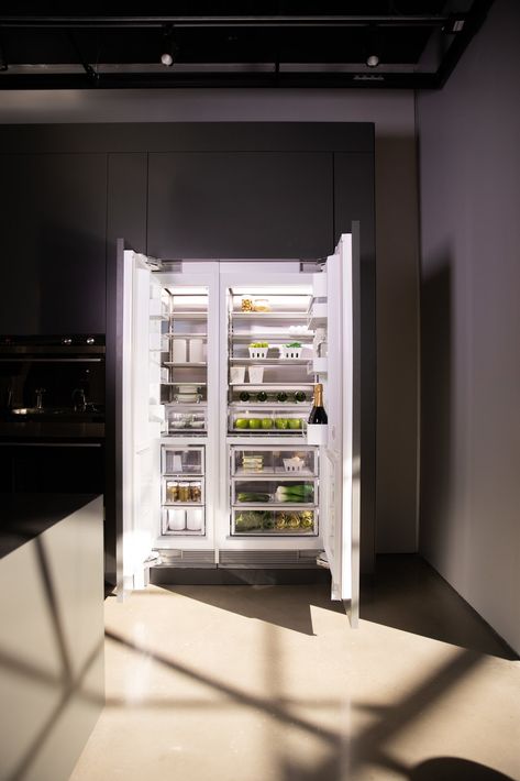 The Integrated Column models have been thoughtfully designed with three different modes on each side: Pantry, Fridge, and Chill. For example, while the Pantry mode is perfect for items that you don’t normally sit in the fridge but would like kept at a constant temperature, the Fridge setting is the normal refrigerator mode, and Chill is perfect for perishable meat or beverages about to be served. The freezer also has three modes: Freezer, Soft Freeze, and Deep Freeze. Large Integrated Fridge Freezer, Modernist Kitchen, Fridge Cabinets, Fridge Food, Column Refrigerator, Modern Kitchen Backsplash, Smart Fridge, Pantry Fridge, Deep Freeze