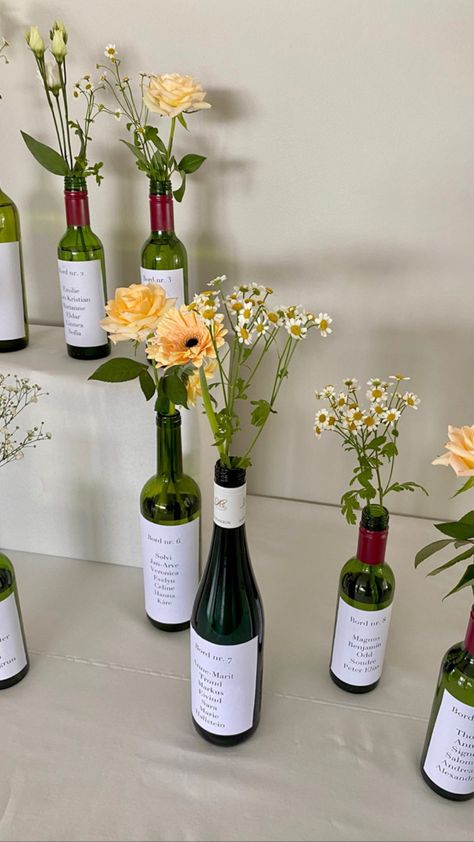 Flowers In Wine Bottles Wedding, Wine Bottle Bud Vase Wedding, Wine Night Decor, Old Wine Bottle Ideas, Bottle Vases With Flowers, Flowers In Wine Bottles, Wine Bottle Flower Arrangements, Wine Table Decor, Bottle With Flowers