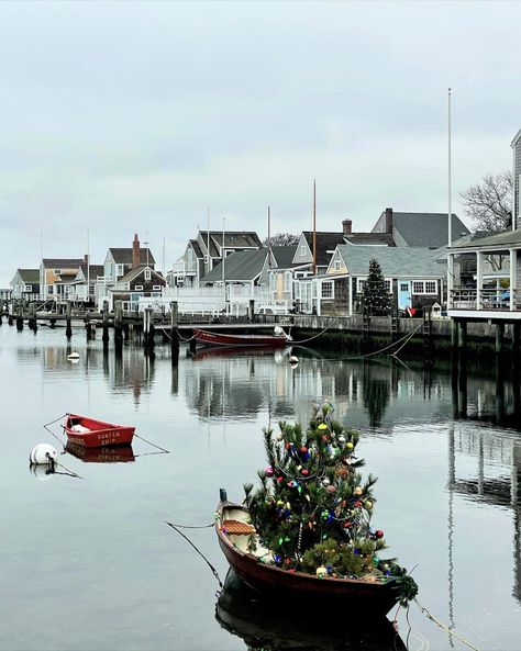 Cape Cod Christmas, Cod Christmas, Nantucket Christmas, East Coast Prep, New England Christmas, Mood Board Living Room, England Christmas, Simply Life, Lovely Places