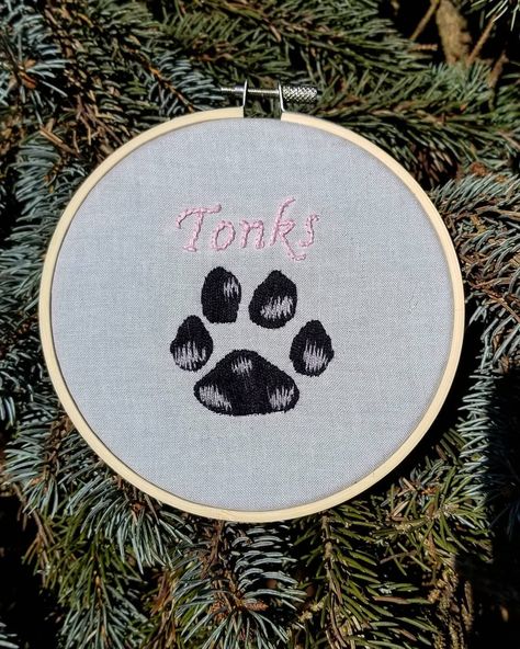 Paw Print Embroidery, Print Embroidery, Sewing Embroidery, Cute Embroidery, Sewing Embroidery Designs, Crafty Things, Embroidery Art, Paw Print, Hand Embroidery