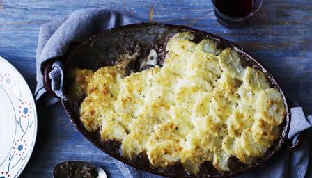 Cottage pie with Dauphinoise potatoes instead of the usual mashed potatoes.... Kardashian Hairstyles, Cottage Pie Recipe, Mary Berry Recipe, Kardashian Hair, Long Bobs, Bbc Food, Cottage Pie, Hair Ombre, Berries Recipes