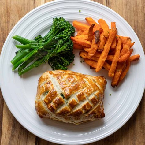 Individual Salmon en Croute - Cooking Gorgeous Salmon On Croute Recipe, Gordon Ramsay Salmon, Salmon En Croute Recipe, Salmon Wellington Recipe, Fodmap Dinner, Salmon En Croute, Salmon Wellington, Gluten Free Salmon, Wellington Recipe