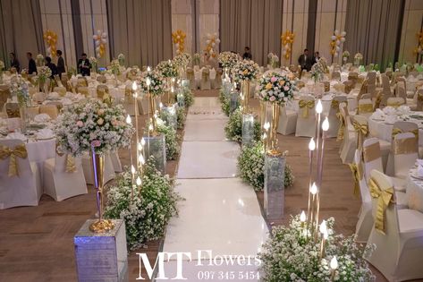 Wedding Walkway Indoor, Wedding Walkway Ideas Indoor, Wedding Walkway Decorations, Wedding Hall Design, Wedding Ballroom Decor, Walkway Decor, Indoor Wedding Decor, Winter Wonderland Wedding Theme, Wedding Walkway