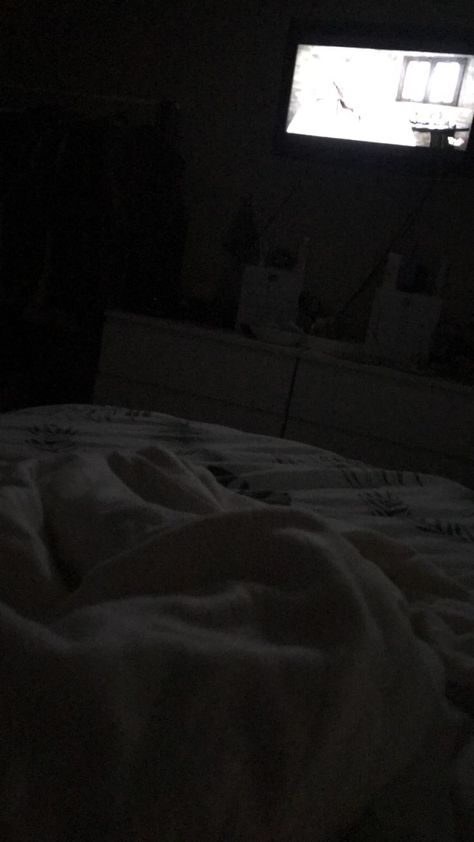 Bed Snap, Y2k Baddie Aesthetic, Small Room Setup, Dark Room Photography, Happy Birthday Best Friend Quotes, A Dark Room, Blog Pictures, Chill Photos, Emotional Photography