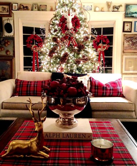 Tartan Plaid Christmas, Modern Tv Cabinet, Tartan Christmas, Christmas Interiors, Christmas Decorations Living Room, Christmas Living Rooms, Furniture Trends, Christmas Decorations For The Home, Christmas Room