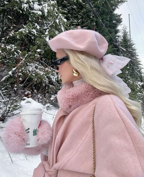 Iconic Clothes, Snow Fits, Girly Winter, Asthetic Pics, Trajes Kylie Jenner, Aesthetic Sweaters, Hairstyles Winter, Winter Princess, Winter Inspiration