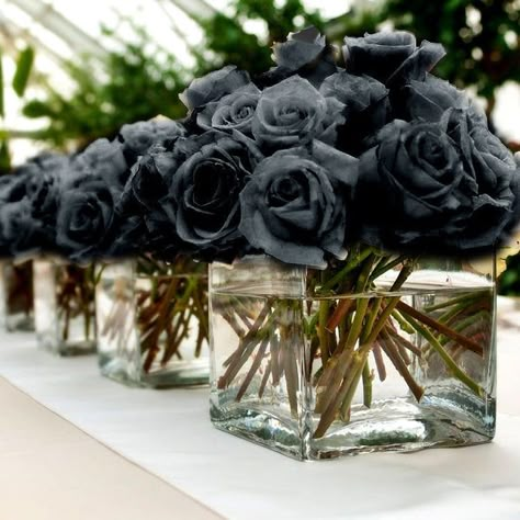 Black Centerpieces, Gothic Wedding Theme, Dark Wedding Theme, Halloween Themed Wedding, Decorations Flowers, Open Rose, Goth Wedding, Dark Wedding, Roses Flower