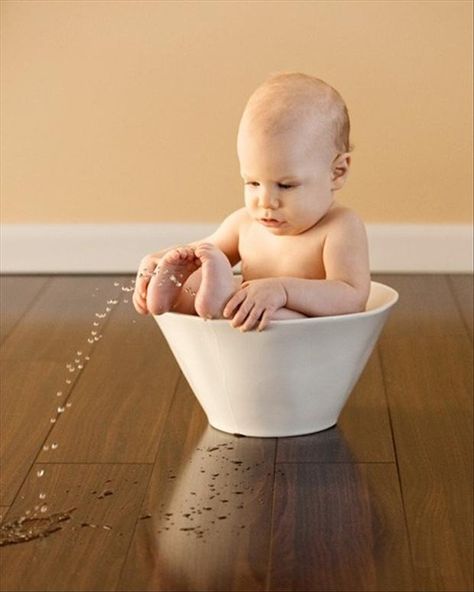 baby boy peeing, funny pictures Baby Fotografie, Monthly Baby, Baby Boy Photography, Cool Baby, Baby Pics, Boy Photography, Boy Mom, Baby Photoshoot