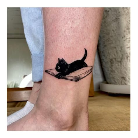 Butterfly Tattoos Hand, Literature Tattoos, Reading Tattoo, Book Inspired Tattoos, Cat Tattoo Ideas, Book Tattoos, Bookish Tattoos, Stunning Tattoos, Black Cat Tattoos