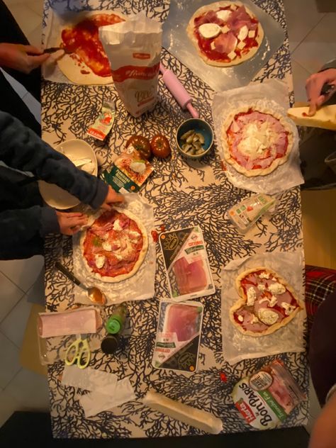 Pizza Night Birthday Party, Friend Hangout Ideas At Home, Pizza Making Party, Pizza Dinner Party, Pizza Friend, Gals Night, Home Made Pizza, Hangout Ideas, Make Your Own Pizza