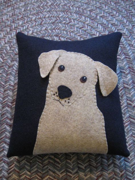 Dog Applique, Applique Pillow, Baby Mobil, Felt Pillow, Applique Pillows, Dog Quilts, Penny Rugs, Wool Projects, Sewing Pillows