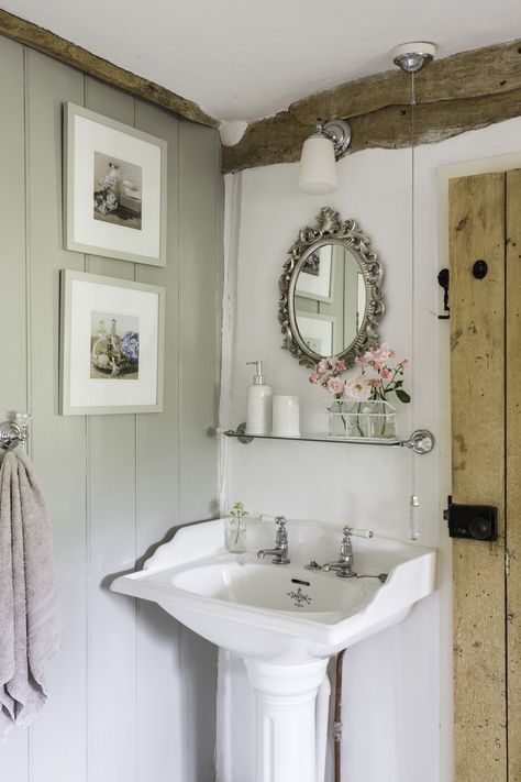 A vintage mirror and pale colour scheme enhances the natural materials of the wooden door and beams in this cottage bathroom #bathroom #sink #washstand #thatchedcottage #cottagebathroom Estilo Cottage, Baños Shabby Chic, Cottage Style Bathrooms, Cottage Bathroom Ideas, Period Living, Cottage Bathroom, Country Bathroom, Thatched Cottage, Cottage Interiors