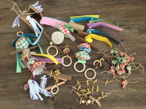 Toys With Paper, Toys For Parrots, Homemade Bird Toys, Diy Parrot Toys, Cockatiel Toys, Parakeet Toys, Budgie Toys, Diy Bird Toys, Bird Treats