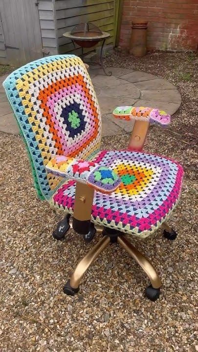 Desk Chair Crochet Cover, Granny Square Chair Cover, Chair Cover Crochet, Craft Room Crochet, Crochet Desk Chair Cover, Crochet Office Chair Cover, Office Crochet Ideas, Small Sewing Crafts, Cute Crochet Crafts