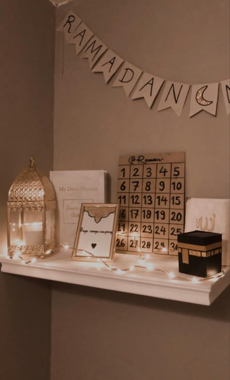 Ramadan decoratie
Ramdan decoration
Kabe 
Islam
Ramadan kalender
Deen planner 
Month Ramadan Ramadan Corner, Deco Ramadan, Ramadan Aesthetic, Diy Eid Decorations, Ramadan Diy, Muslim Prayer Room Ideas, Decoraciones Ramadan, Ramadan Tips, Ramadan Vibes