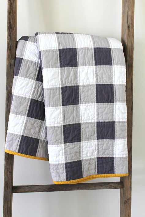 Gingham patchwork quilt -- fun idea to create the gingham plaid using solids. I like the mustard-colored binding! Gingham Patchwork, Återvinna Jeans, Colchas Quilting, Gingham Quilt, Diy Sy, Quilt Modernen, Beginner Quilt Patterns, Quilt Baby, Boy Quilts