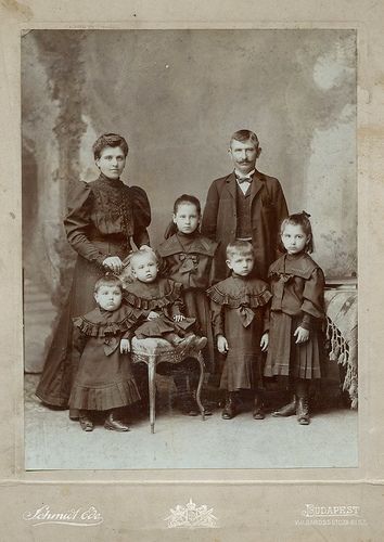 Family: http://www.flickr.com/photos/37578663@N02/4405510793/ Vintage Family Photos, Old Family Photos, Old Portraits, Portrait Vintage, Victorian Photos, Time Pictures, Old Photography, Photos Vintage, History Photos