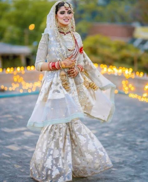 Kanwal Aftab Wedding, Kanwal Aftab, Baby Poncho, Bridal Makeup Images, Bridal Dress Design, Stylish Sarees, Pakistani Bridal, Wedding Pics, Bridal Outfits