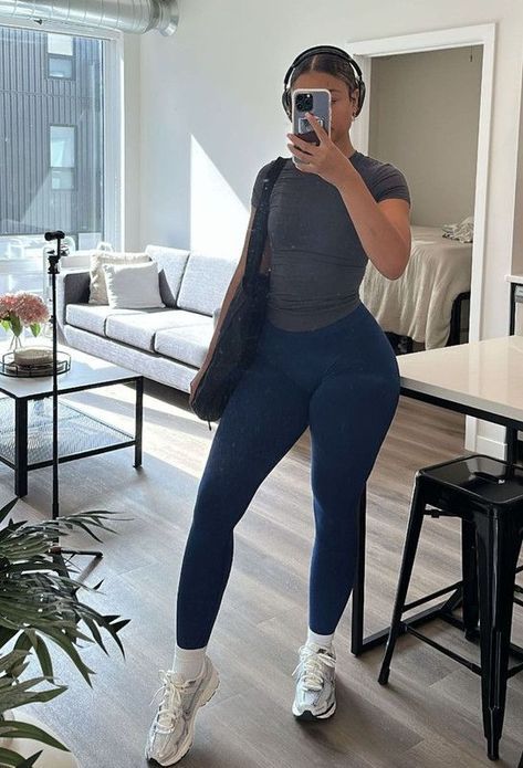 Volleyball Leggings, Modest Gym Outfit, Adrette Outfits, Modele Fitness, Gym Crush, Gymwear Outfits, Gym Attire, Cute Workout Outfits, Gym Workout Outfits