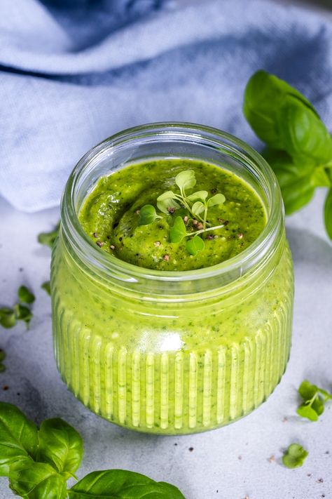 Super Healthy Broccoli Microgreen Pesto - Creative in My Kitchen Microgreen Pesto Recipe, Broccoli Microgreens Recipe, Recipes With Microgreens, Microgreen Salad, Microgreen Recipes, Microgreens Recipe Ideas, Micro Greens Recipe, Sprouts Recipes, Microgreens Recipe