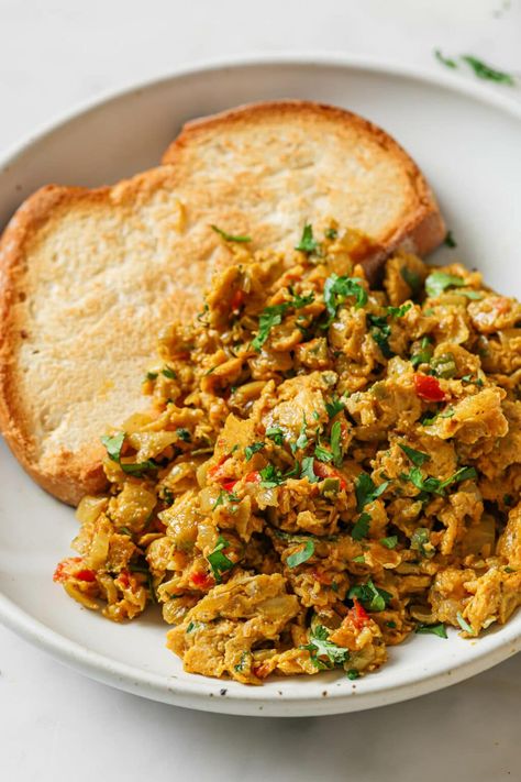 15-Minute Egg Bhurji (Anda Bhurji) - Tea for Turmeric Easy Ramadan Recipes, Anda Bhurji, Easy Iftar Recipes, Healthy Ramadan Recipes, Healthy Eating Planner, Indian Diet Recipes, Egg Bhurji, Bhurji Recipe, Scrambled Eggs Recipe