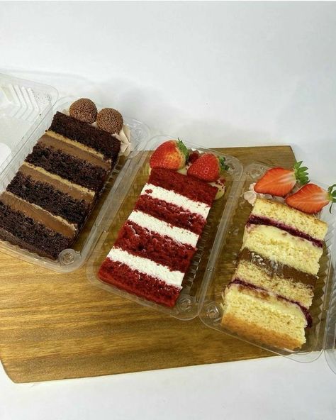 Selling Slices Of Cake, Cake Slice Packaging, Bake Sale Packaging, Amazing Food Platters, Slice Cake, Cake Slices, Bake Sale Recipes, Dessert Packaging, Cake Packaging