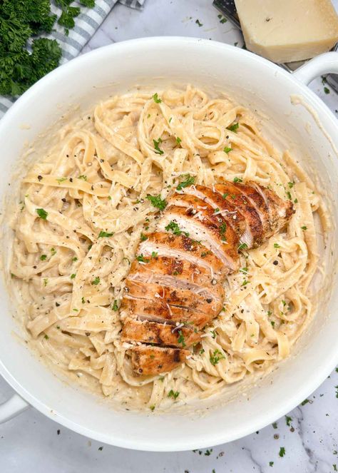 This easy creamy chicken fettuccine alfredo is the best homemade pasta dish! Tender pasta and juicy chicken tossed in a creamy Alfredo sauce. Chicken Breast Alfredo Recipes, Pasta Recipes Chicken Alfredo, Fettucini Alfredo Chicken, Creamy Chicken Fettuccine, Italian Alfredo, Creamy Chicken Alfredo Pasta, Best Homemade Pasta, Easy Chicken Fettuccine Alfredo, Simple Chicken Alfredo Recipe