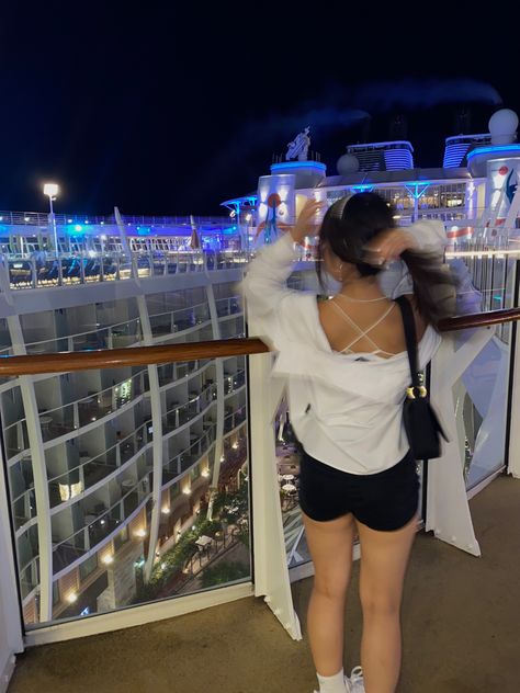 Ship Outfits Cruise, Poses On Cruise Ship, Aesthetic Cruise Outfits, Cruise Pictures Aesthetic, Cute Cruise Pictures, Cruise Pictures Ideas, Cruise Aesthetic Outfits, Cruise Poses Photo Ideas, Cruise Picture Ideas Instagram