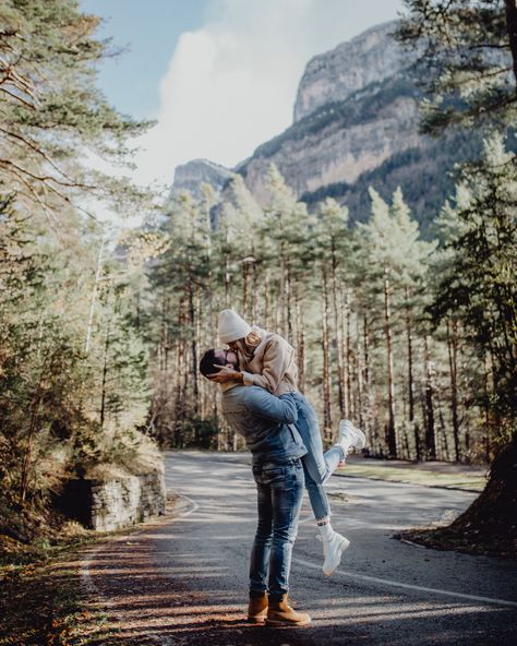 Mountain Pictures Poses Couple, Mountain Poses Photo Ideas Couple, Mountains Couple Pictures, Couple Photo Ideas In Mountains, Photoshoot In The Mountains, Couple Pictures In The Mountains, Mountain Couple Pictures, Mountain Trip Photo Ideas, Couple Poses Mountain