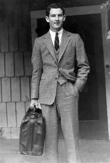 How to Pack for a Business Trip | The Art of Manliness 1940s Mens Fashion, Fashion Overalls, Blithe Spirit, Mens Fashion Vintage, Fashion 1940s, Vintage Mens Fashion, Vintage Suits, 40s Fashion, 1940s Fashion