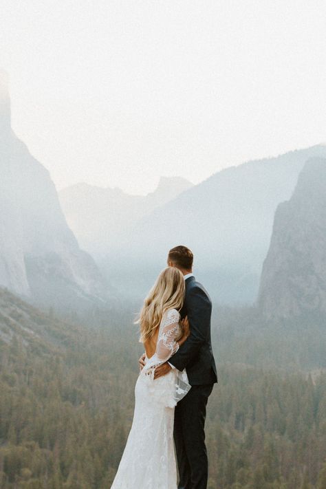 Breathtaking elopement at Tunnel View at Yosemite National Park. Photo: @annigraham Adventurous Wedding, Yosemite Elopement, Yosemite Wedding, National Park Wedding, Board Inspiration, Focus Photography, Park Weddings, Wedding Mood, Elopement Inspiration