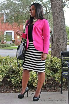 Cute work outfit Hot Pink Blazer, Curves And Confidence, Rok Outfit, Miami Style, Hot Pink Blazers, Look Plus Size, Full Figure Fashion, Black And White Skirt, Striped Skirt