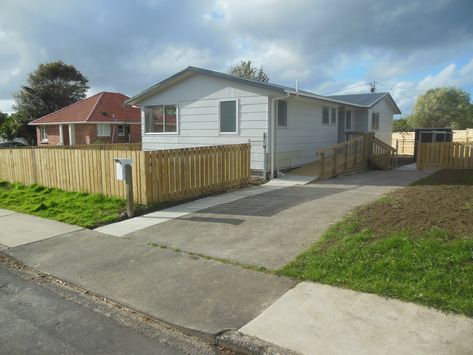 https://flic.kr/p/2irG6h4 | 14 Diomede St New Zealand | State house, built in 1965, moved on to this site in 2017.  The old 1950s house that was there before burned down around 2010.  Bayswater, Auckland, New Zealand.  House and Property Details: www.qv.co.nz/property/14-diomede-street-bayswater-aucklan... New Zealand House Design, South New Zealand, New Zealand House, 1950s House, New Zealand Houses, Auckland New Zealand, House Built, Auckland, The Old