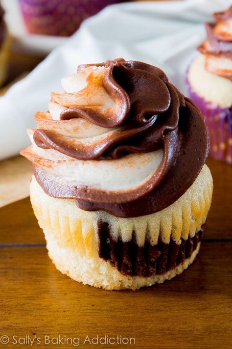 Marble Cupcakes, Swirl Cupcakes, Sally's Baking, Salty Cake, Cupcakes Recipe, Cupcake Frosting, Yummy Cupcakes, Vanilla Cupcakes, Chocolate Frosting