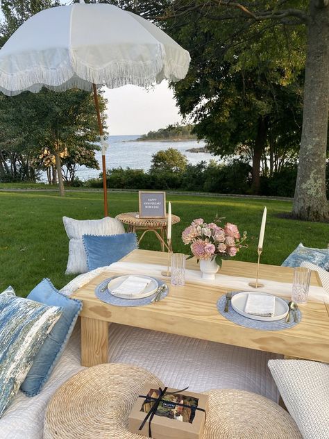 Blue Birthday Picnic, Blue Picnic Aesthetic, Picnic Set Up Ideas, Beach Theme Backyard, Rapunzel Wedding Theme, Romantic Home Dates, Picnic Business, Romantic Beach Picnic, Picnic Party Decorations