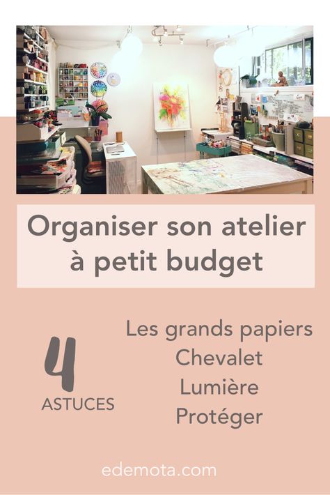 Vidéo et article pour : 4 astuces toutes simples pour organiser son atelier d'artiste avec un petit budget. Des idées pour ranger ses grands papiers, avoir un chevalet très pratique même quand on n'a pas la place et vraiment pas cher, installer des lumières pour s'illuminer notre créativité etc. Rangement Art, Craft Room, Budgeting, Art, Organisation