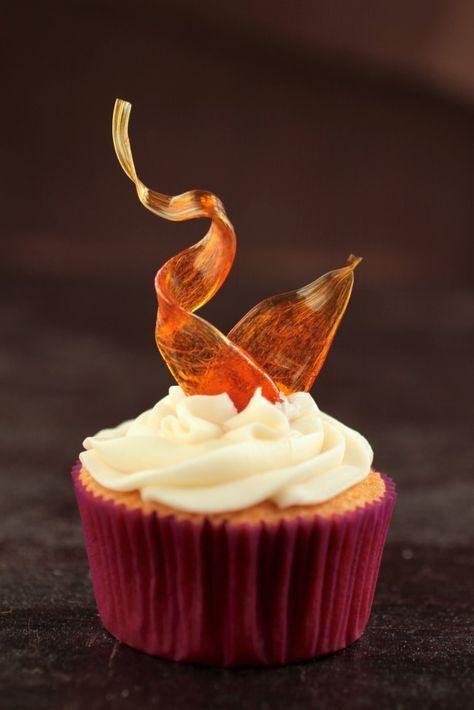 Make these beautiful caramel ribbons to fancy up your baked creations! Fancy Cupcakes Decorating, Greek Yogurt Cupcakes, Dino Nuggies, Yogurt Cupcakes, Chef Skills, Chocolate Greek Yogurt, Cocktail Garnishes, Decorate Cupcakes, Bakery Treats