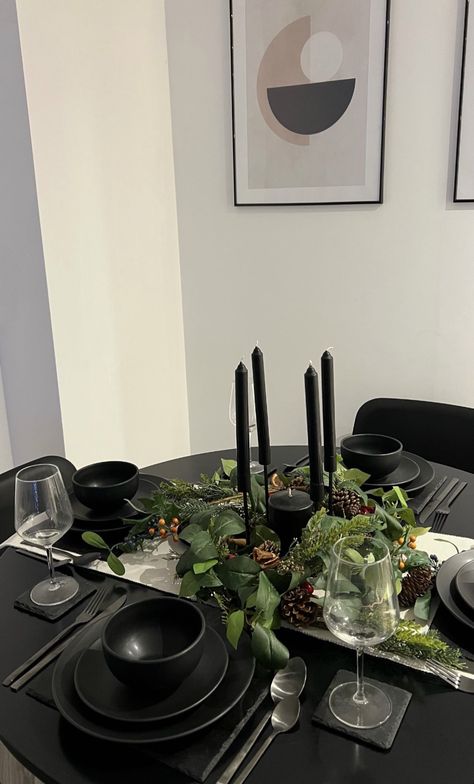 Dining Table Decor Black Plates, Black And Brown Table Setting, Black Table Set Up, Black Christmas Table Decor, Black Table Setting Ideas, Table Settings Black Plates, Lunch Table Design, Black Dinner Table Decor, Black Table Scape