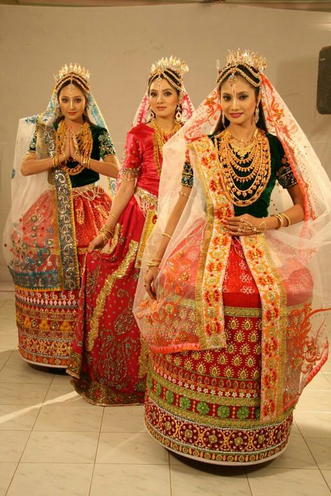 Manipuri Bride, Manipuri Traditional Dress, Princess Kate Wedding Dress, Casual Dinner Outfit Summer, Spring Party Dresses, Rose Gold Prom Dress, Puffy Prom Dresses, Allure Wedding Dresses, Plain Wedding Dress