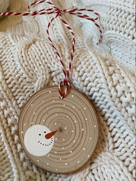 Cute hand painted wood slice snowman ornament will compliment your winter holiday decor or make a great gift topper for family and friends. Wood Discs Crafts Christmas, Christmas Tree Ornaments Wood, Wood Slice Picture Ornaments, Small Wood Round Ornaments, Sliced Wood Ornaments Diy, Ideas For Round Wood Pieces, Diy Wood Round Ornament, Wood Diy Ornaments, Friend Craft Night