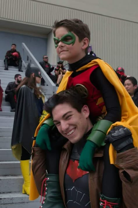 Cosplay. Robin. Damian Wayne. Red Hood. Jason Todd. Damian Wayne Assassin, Bat Family Cosplay, Robin Cosplay Dc, Damian Wayne Arabic, Damian Wayne Cosplay, Damian Wayne Suit, Nightwing And Damian, Older Damian Wayne Fanart, Jason Todd Cosplay