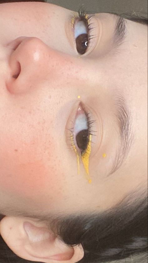 Cottage Core Eyeliner, Yellow Eyeliner Ideas, Yellow Eyeliner Makeup, Yellow Aesthetic Makeup, Yellow Eyeliner Looks, Sun Eyeliner, Yellow Makeup Ideas, Yellow Aesthetic Instagram, Hippie Eyeliner