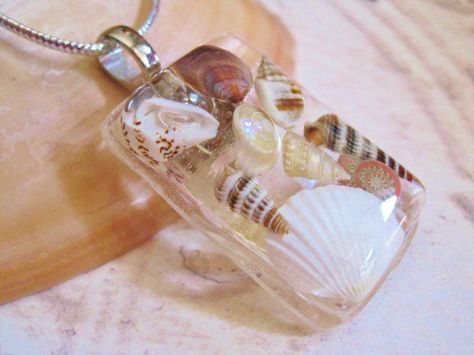 How To Make Resin, Seashell Projects, Art Coquillage, Seashell Jewelry, Jewelry Resin, Craft Jewelry, Seashell Art, Necklace Craft, Seashell Crafts