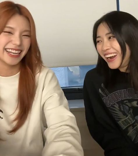 Ryujin And Yeji, Yeji And Ryujin, Pfp Kpop, Crazy Love, My Girl, Kdrama, Funny Pictures, Memes, Red