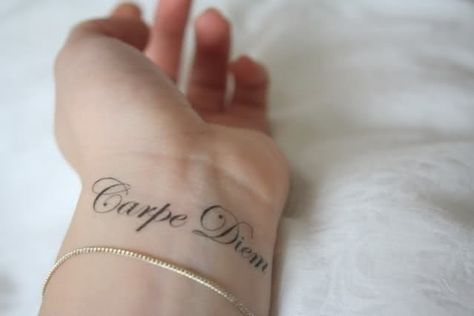 Live everyday like it's your last. ♥ Tattoo Carpe Diem, Family Quotes Inspirational, Tattoo Zeichnungen, Intricate Tattoo, Time Tattoos, Dream Tattoos, Tattoo Models, First Tattoo, Get A Tattoo